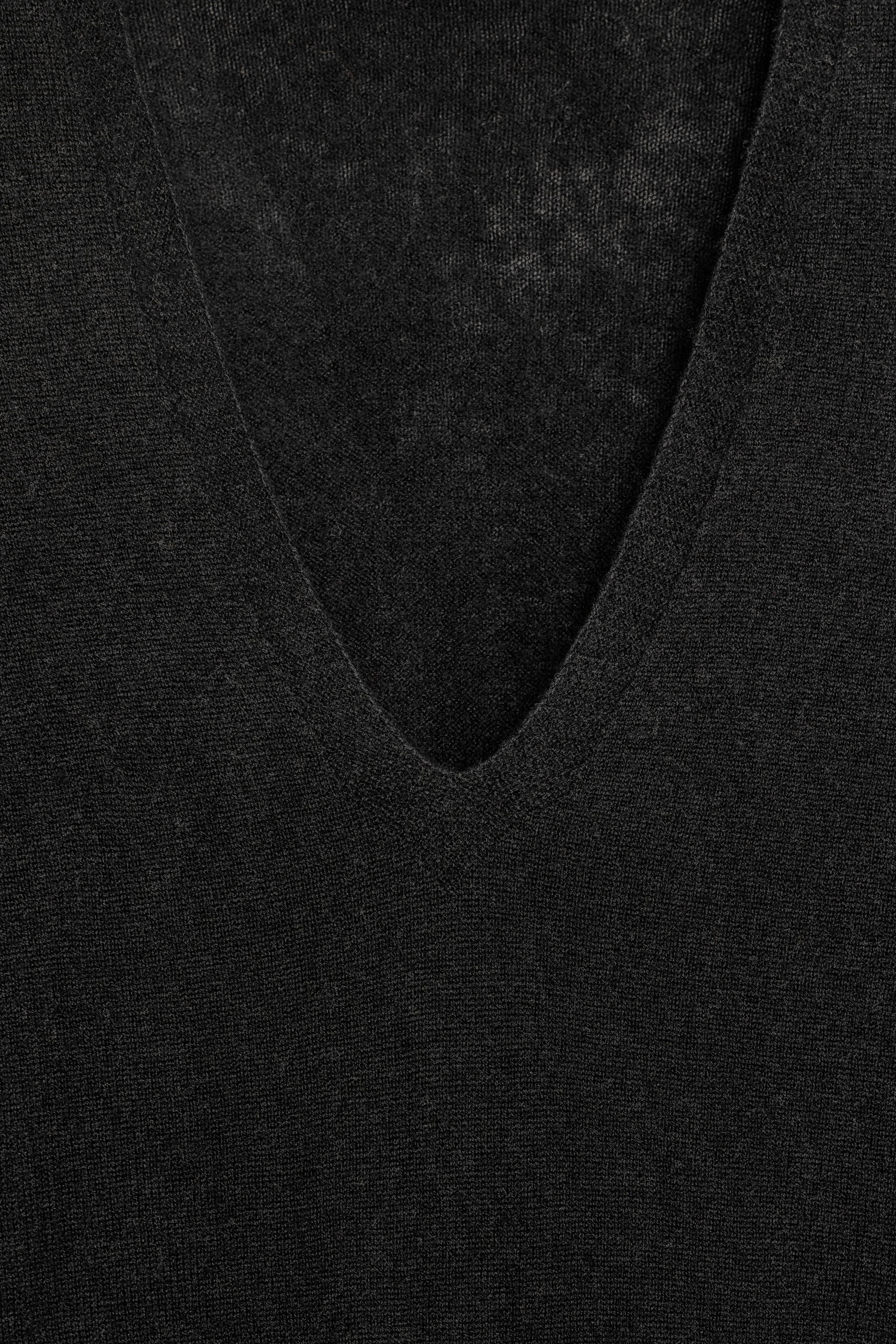 100% EXTRA-SOFT WOOL V-NECK JUMPER